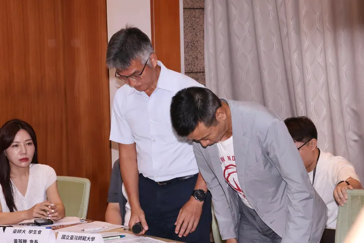 台灣師範大學院長王鶴森鞠躬道歉。記者莊宗達攝