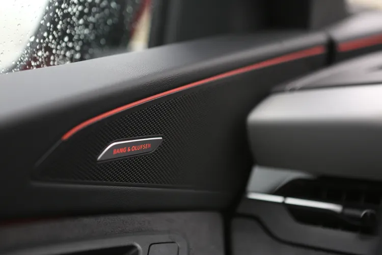 SQ6 e-tron標配丹麥高階品牌Bang & Olufsen的3D環繞音響系統，車艙並且融合具光影互動的氣氛燈。林浩昇攝