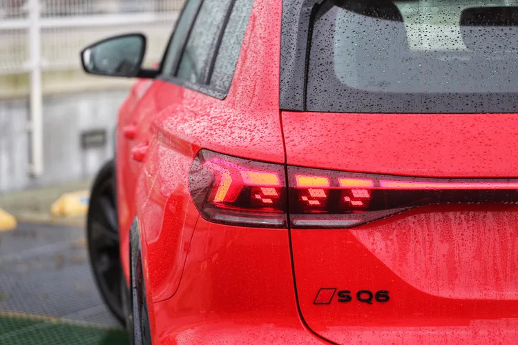 「進階黑化套件」在車頂架、後視鏡蓋、Audi 四環廠徽、車尾銘牌等都施以黑色高光澤處理。林浩昇攝