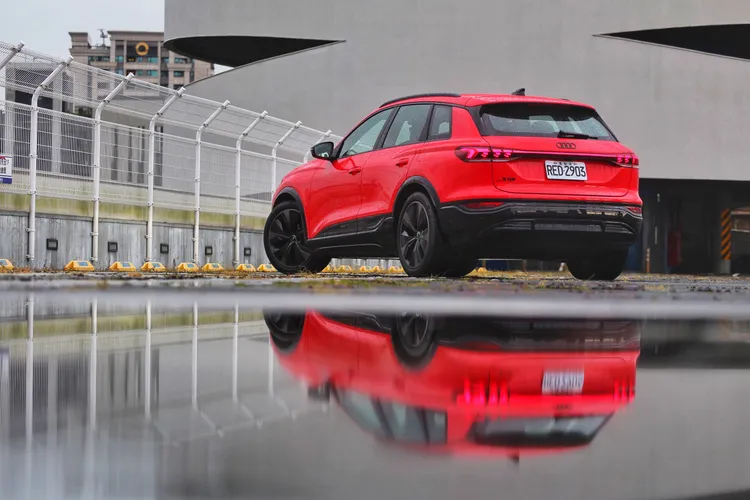 試駕車選配價值 3.3 萬元的「進階黑化套件」，營造出類似RS車型的外放氣場。林浩昇攝