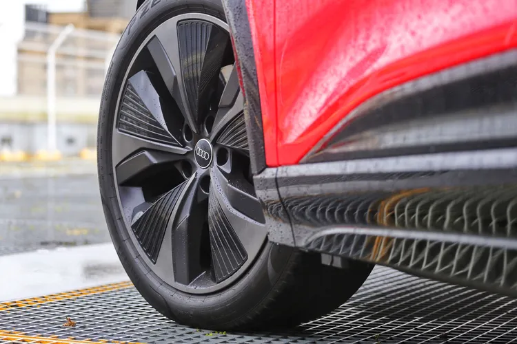 21吋的Audi Sport鋁合金輪圈採雙五幅刀鋒式設計，呈現力量與動感兼具的調性。林浩昇攝
