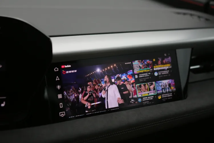 副駕螢幕具備多種娛樂功能，除了基本的影片與音樂撥放外，還有遊戲、卡拉OK功能。林浩昇攝