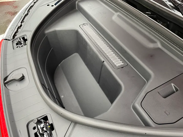 車頭另設有 64 公升前行李廂，方便收納充電線、隨身裝備等小型物件。林浩昇攝