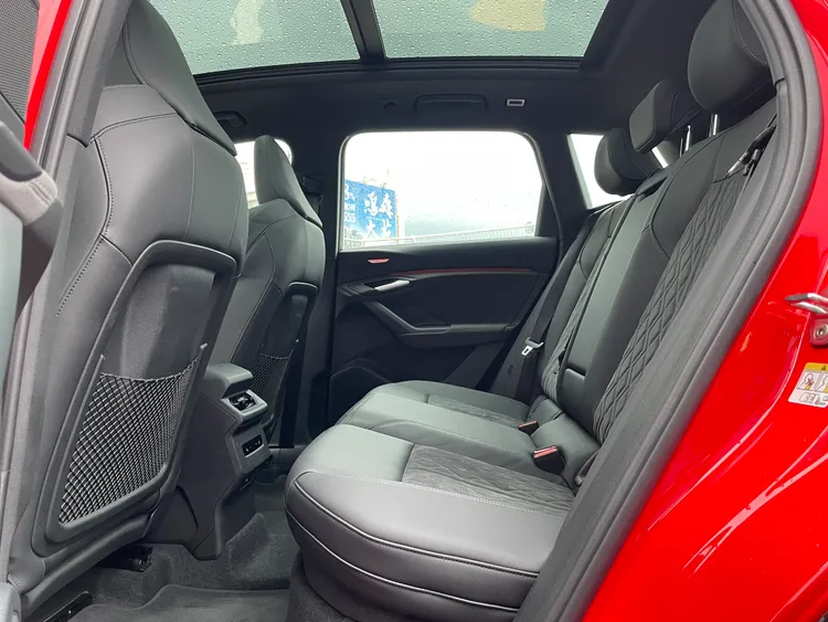 中大型的車身尺碼，使其後座擁有相當出色的空間表現，並且標配獨立恆溫空調面板、全景玻璃天窗。林浩昇攝