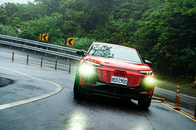 SQ6 e-tron以不張揚卻到位的方式，融合設計、性能與豪華質感，展現出Audi在純電時代的深厚底氣，是重視駕馭與質感並重買家的理性之選。林浩昇攝