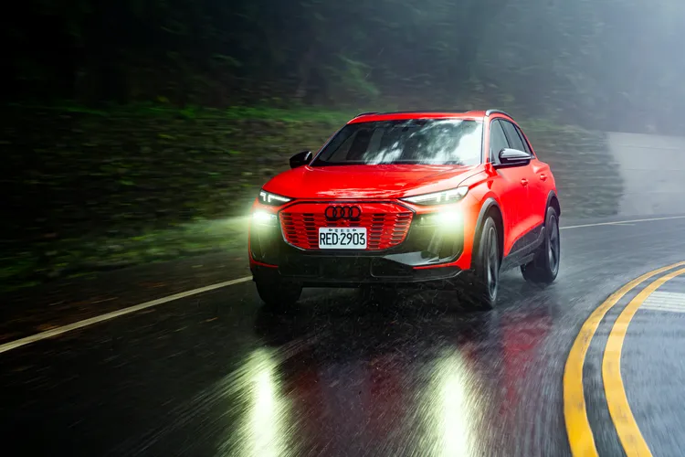 489匹馬力的輸出，加上電門一下即來的扭力爆發，讓這台看似內斂的中大型SUV，擁有瞬間激發駕駛腎上腺素的性能實力。林浩昇攝