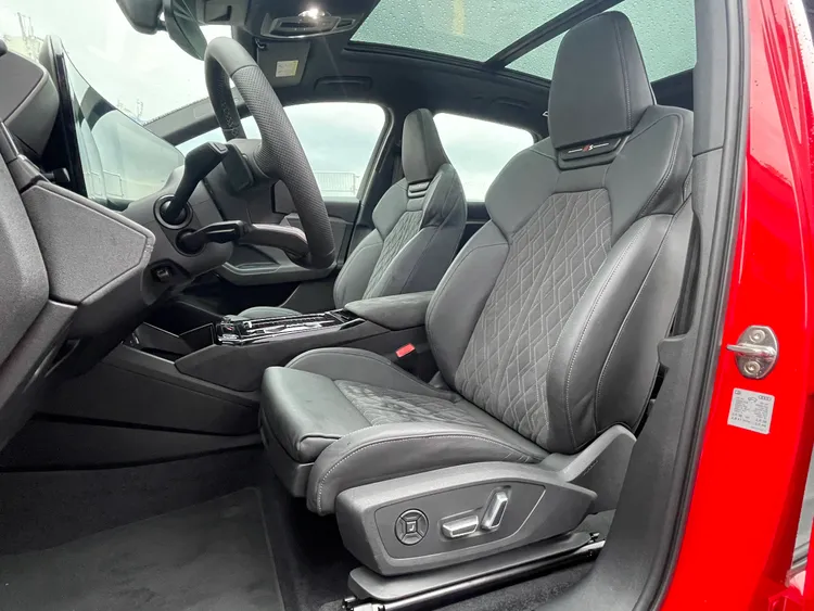 S專屬運動化雙前座椅中央椅面採用菱格紋縫線設計，座椅兩側具備明顯的支撐設計，能有效在過彎時穩固身體。林浩昇攝