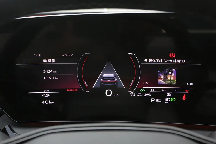 11.9吋OLED數位儀表不僅畫質超優，資訊辨識度與使用邏輯都能讓人馬上適應。林浩昇攝