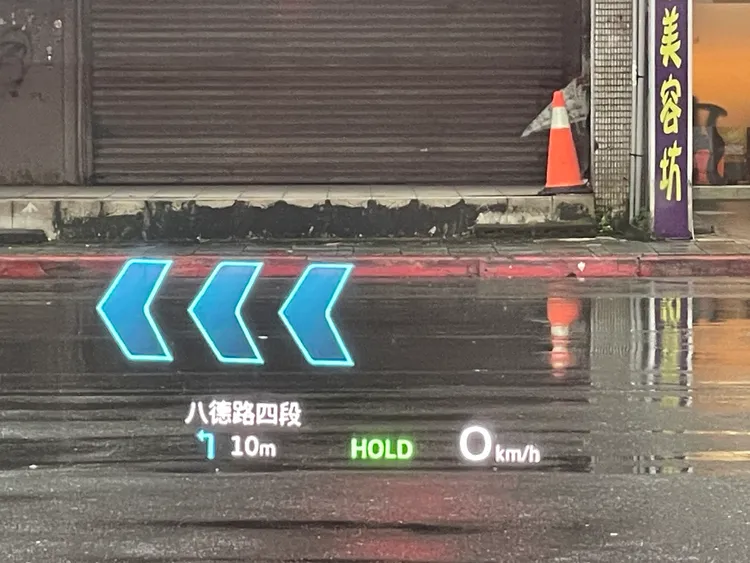 SQ6標配擴增實境抬頭顯示器，具備導航路線指引、車速自動縮放顯示與前方目標物AR標示等功能，提升駕駛專注度與行車便利性。林浩昇攝