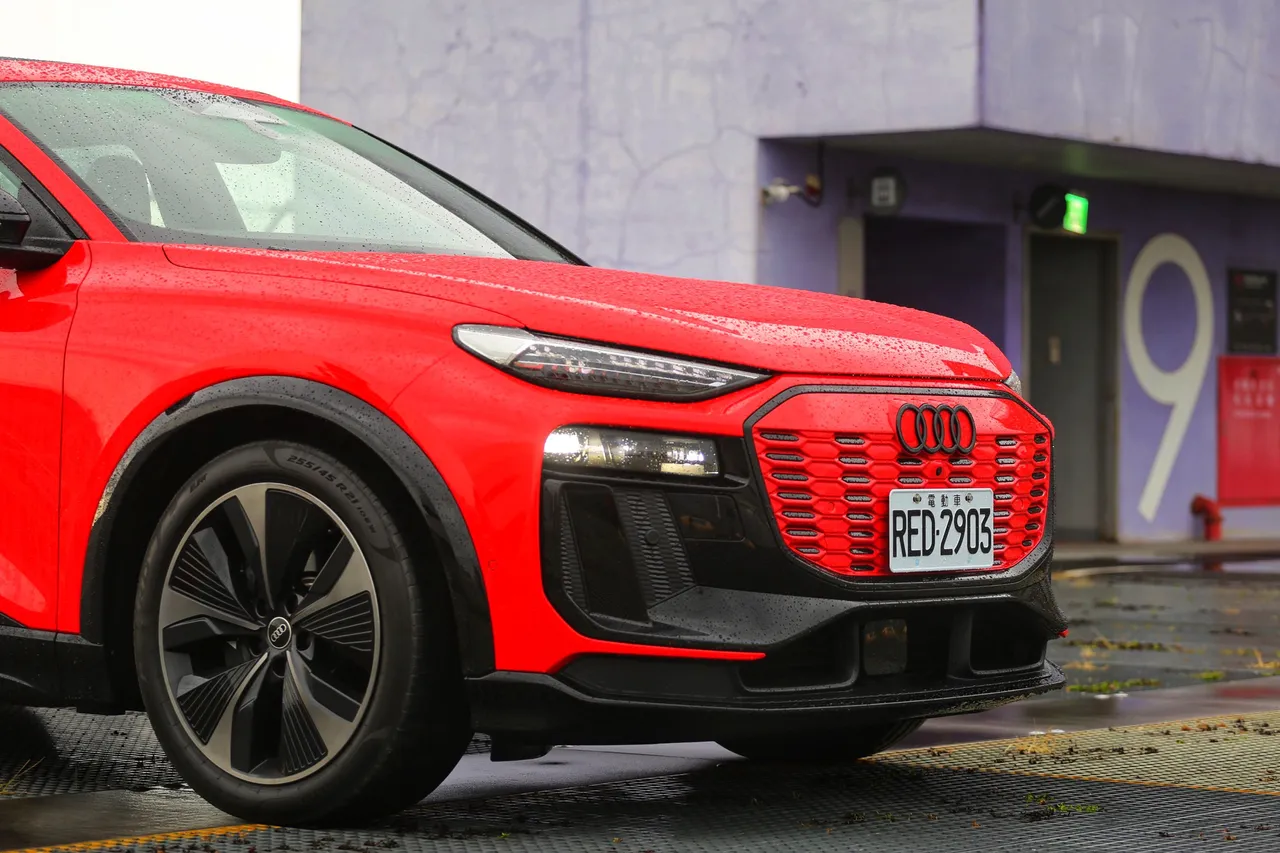 車頭以S性能化特色加以妝點,視覺層次感更豐富,充分營造出運動氣勢。林浩昇攝