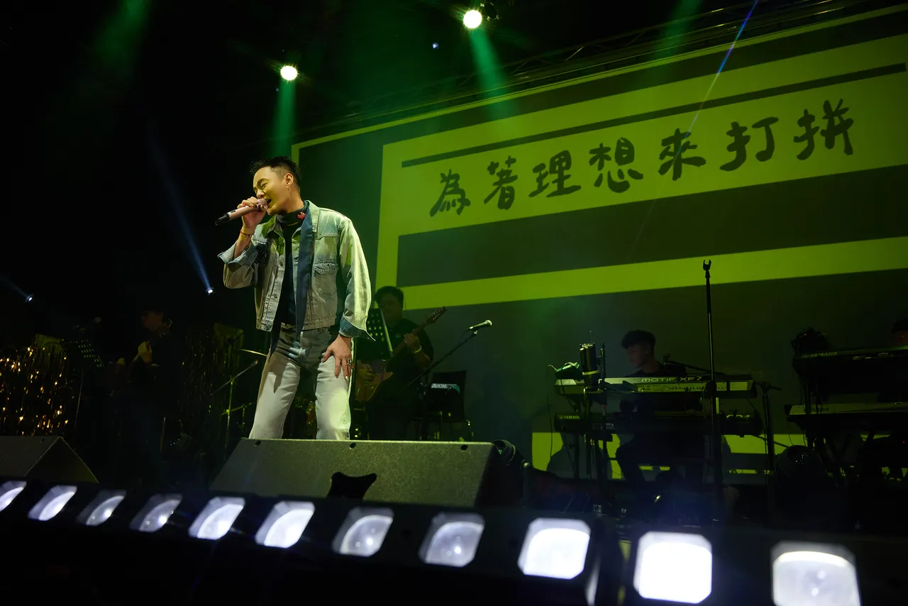 许富凯一身牛仔套装,帅气逼人。宽宏艺术X何乐音乐提供