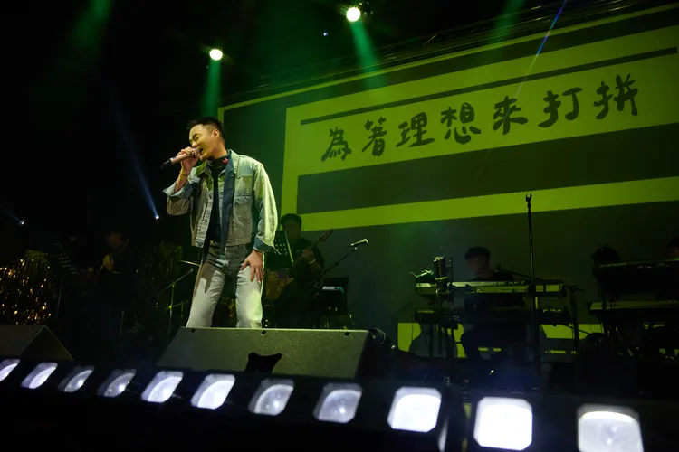 許富凱一身牛仔套裝，帥氣逼人。寬宏藝術X何樂音樂提供