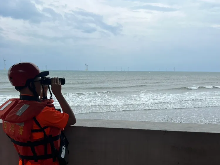 海巡署人員在龍鳳漁港北方約2公里海域發現吳姓少年遺體。海巡署提供
