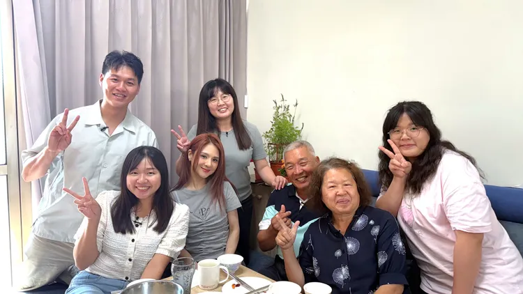 純愛教主郭靜(左3)擔任《誰來晚餐16》來賓。公視提供