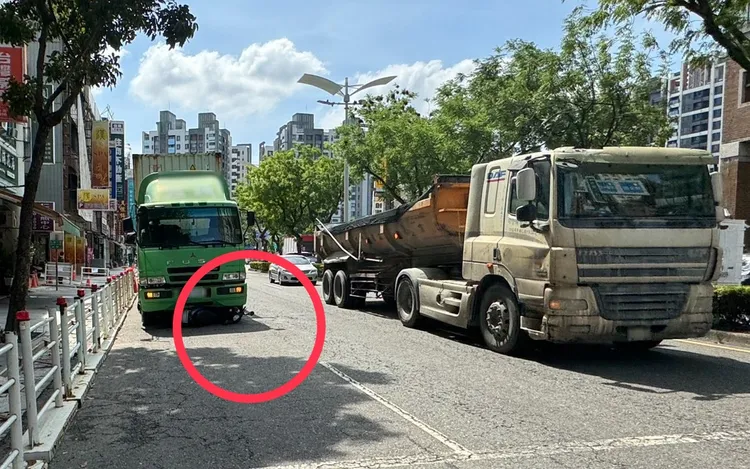 柯男機車還卡在曳引車車頭，70歲林男超齡駕車釀禍。民眾提供