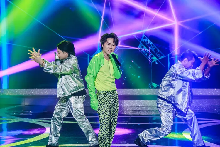 陳孟賢豹紋褲唱跳〈看我七十二變〉，眼神超殺。中視提供