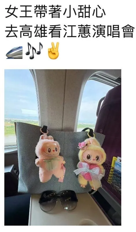 二姐幫包包吊飾拍網美照。寬宏藝術提供