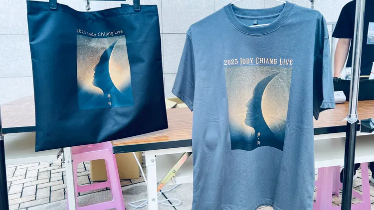 江蕙演唱會周邊僅兩項，由羅志祥協力設計。王郁惠攝