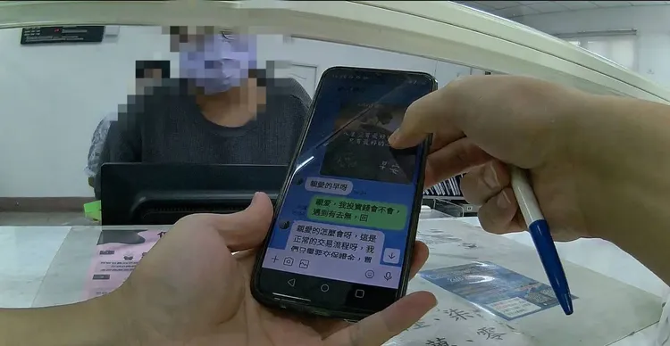 警員勸導民眾勿受騙。翻攝照片