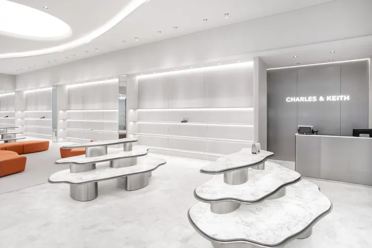 店裝以「結構流動」為主題，藉由圓弧造型、金屬光澤打造出未來感美學。品牌提供