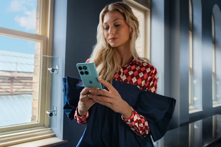 motorola edge 60 fusion獲Pantone認證，搭配全新四曲面螢幕。Motorola提供