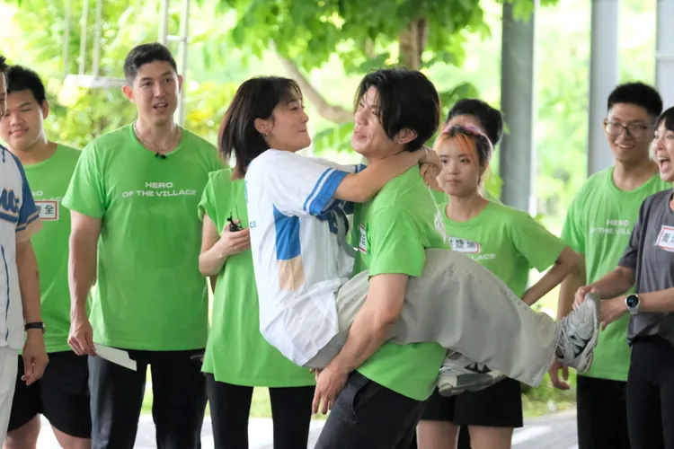 張文綺（中）凍未條，「熊抱」原子少年，霸氣喊：「我自己來。」東森綜合台提供