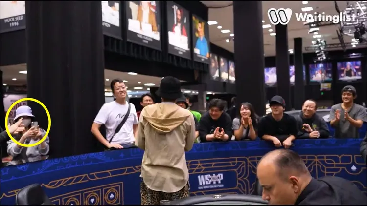 漁夫帽女子頻頻用手機拍攝田中圭，但一看到轉播比賽的攝影機接近就急忙離開。翻攝DMM POKER X