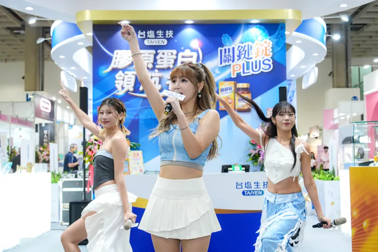 「MEME秘密」勁歌熱舞炒熱氣氛。品牌提供