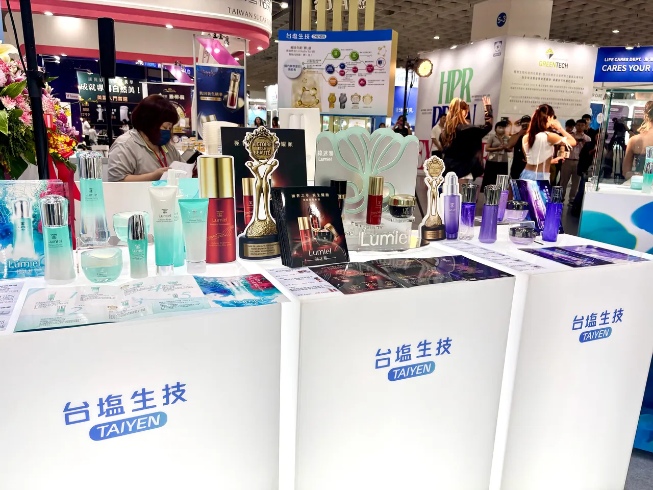 台塩生技展场展出绿迷雅保养、防晒等明星商品。王思颖摄