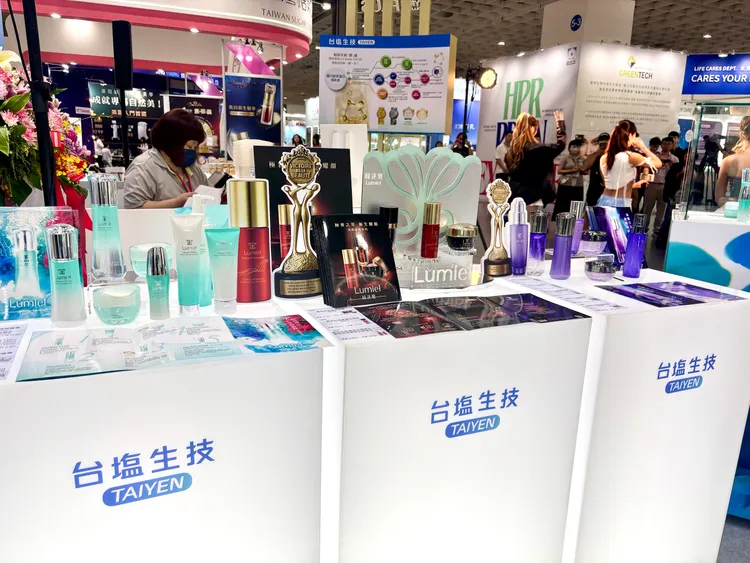 台塩生技展場展出綠迷雅保養、防曬等明星商品。王思穎攝