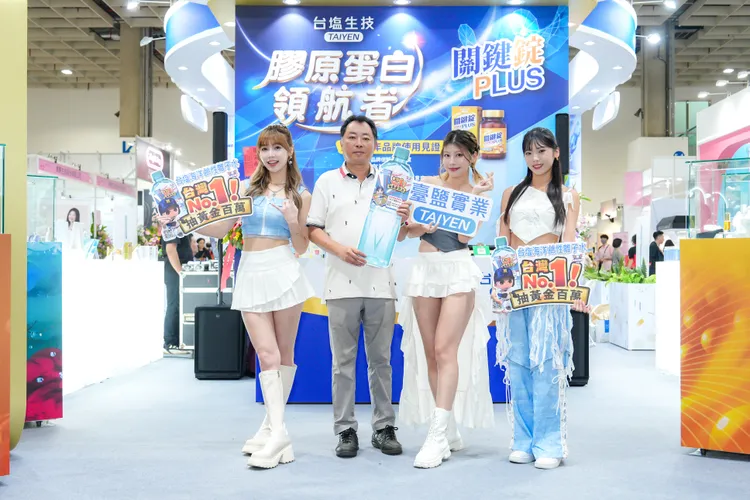 「MEME秘密」與粉絲開心合影。品牌提供