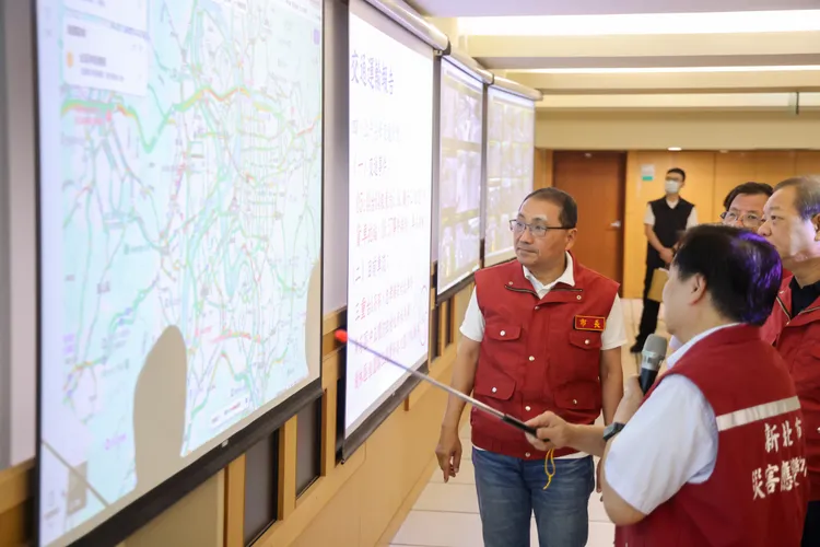 新北市長侯友宜今(7)日上午8時前往市府交通控制中心，關心通勤時段車流狀況。市府提供