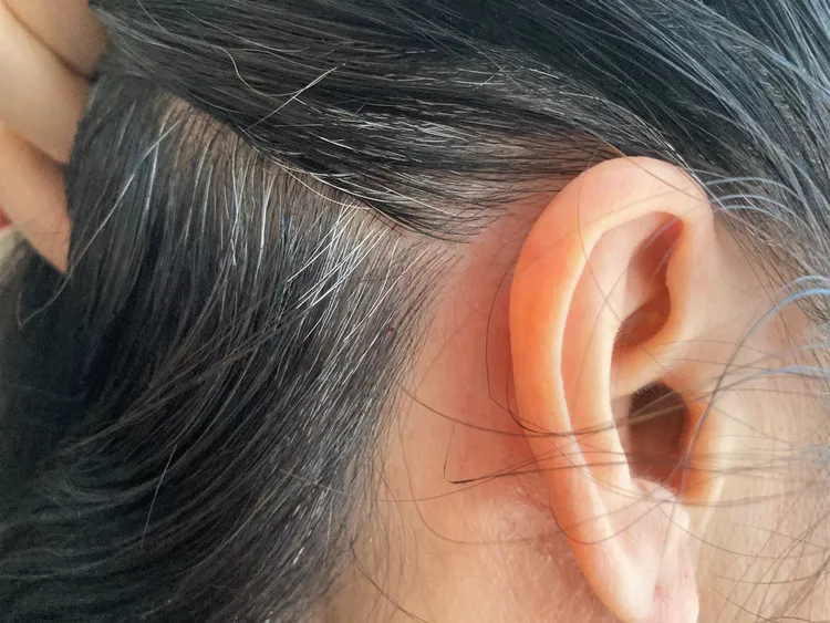 長白頭髮不只會讓人看起來沒精神，更會顯老。