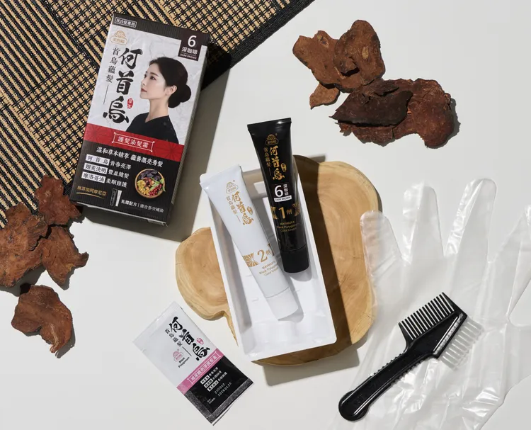內容物齊全，內贈護髮素幫助補水、鎖色。