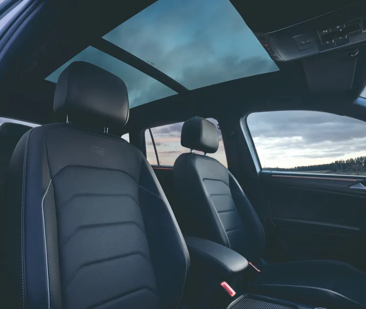 380 TSI R-Line Performance並配備全景電動玻璃天窗。原廠照片