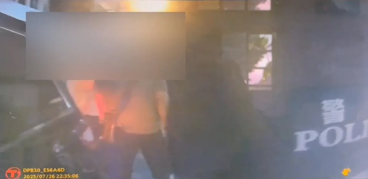 恆春警方獲報後將鬥毆男子帶回警局。翻攝畫面