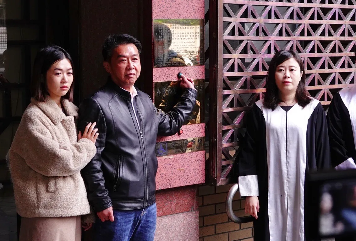 许智杰(中)去年圣诞节在女儿许馨(左)陪同下,到北检提告黄国昌毁谤、妨碍名誉。庄宗达摄