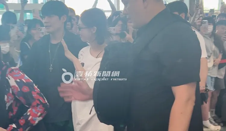 娜璉跟粉絲揮手打招呼。陳薇安攝