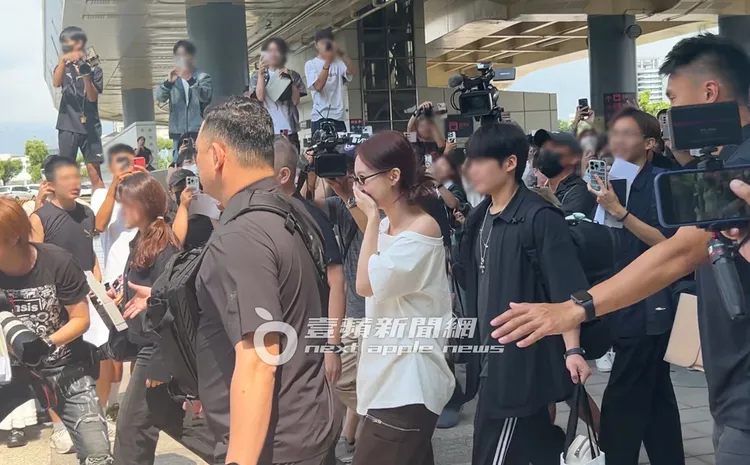 娜璉走到機場外發現還有粉絲，摀嘴笑開懷。陳薇安攝