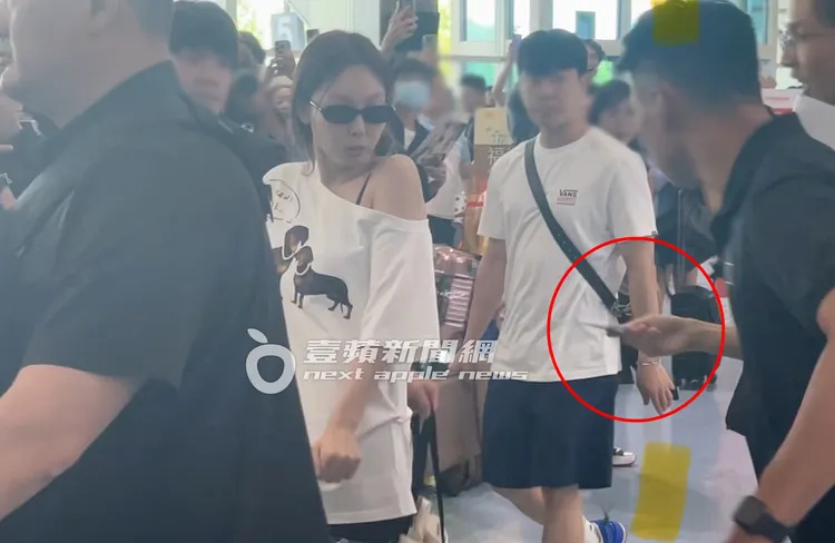 有粉絲突然從後方遞出信，娜璉被嚇到抖了一下。陳薇安攝