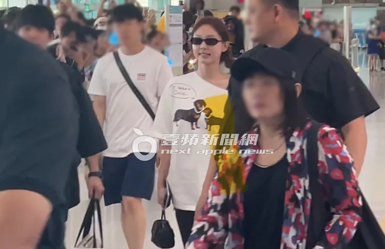 娜璉小露香肩，以輕便裝扮來台。陳薇安攝