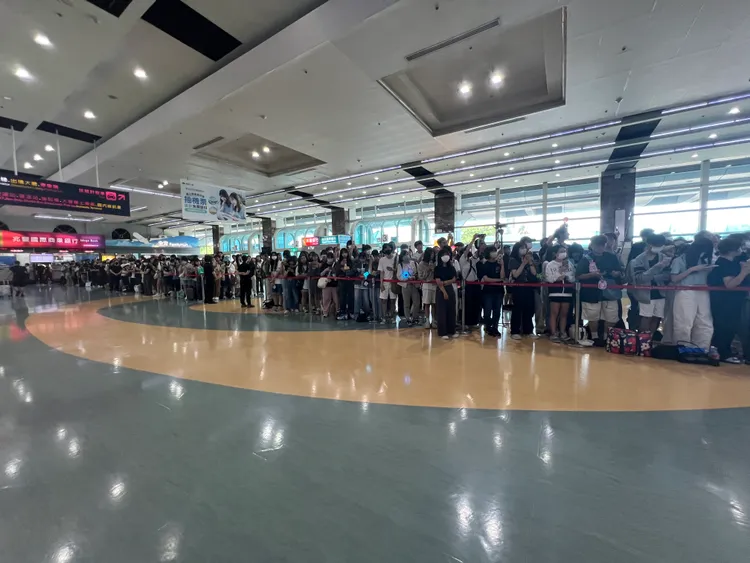 小港機場內外擠進近500名粉絲。陳薇安攝