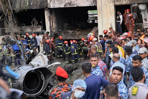 中国制教练机坠毁孟加拉大学校园 至少19人丧生逾百人伤