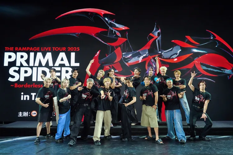 THE RAMPAGE由浦川翔平（前排左起）、山本彰吾、陣、吉野北人、川村壱馬、RIKU、LIKIYA、神谷健太
藤原樹（後排左起）、後藤拓磨、長谷川慎、龍、武知海青、與那嶺瑠唯、鈴木昂秀、岩谷翔吾組成。翻攝陣X