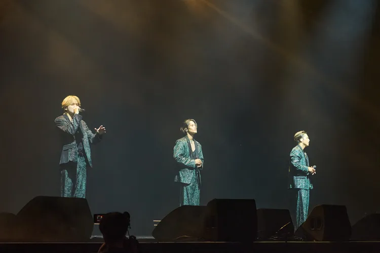 主唱line吉野北人（左起）、川村壱馬、RIKU彷佛吞CD，全場聽得如癡如醉。LDH愛夢悅提供