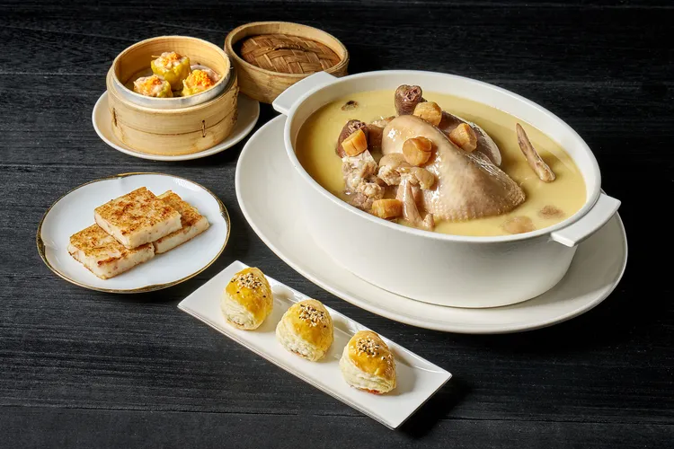 台北美福大飯店推超值美食通用券，可品嘗四間主題餐廳，其中潮粵坊推出《珍饈花膠鍋與港點三饗》組合，每張3500元起。台北美福大飯店提供