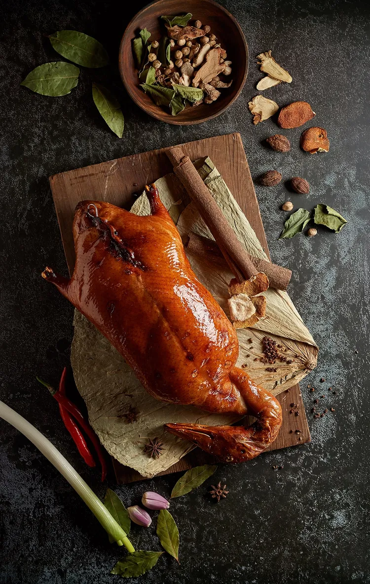 台北美福大飯店推超值美食通用券，可於潮粵坊品嘗人氣烤鴨《明爐香烤片皮鴨三吃》。台北美福大飯店提供