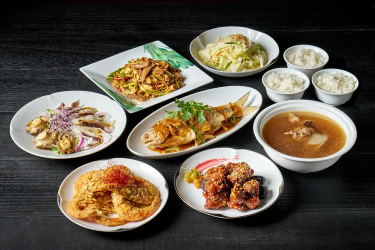 台北美福大飯店推超值美食通用券，可品嘗連續四年獲米其林一星的米香台菜，《經典三人合菜》可品嘗到招牌餐點「蜜汁黑棗豚肋排」。台北美福大飯店提供