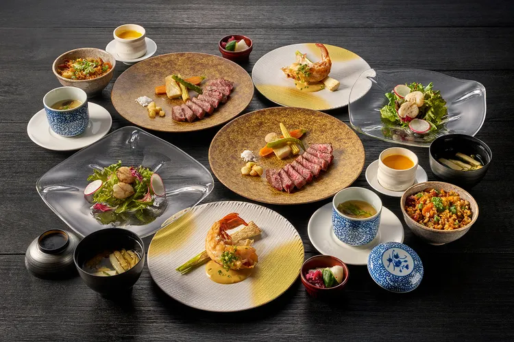 台北美福大飯店首次推出晴山日本料理的鐵板燒雙人午間套餐券，線上獨家販售，可品嘗極黑和牛、龍蝦身、海膽等日式鮮味，優惠達61折。台北美福大飯店提供