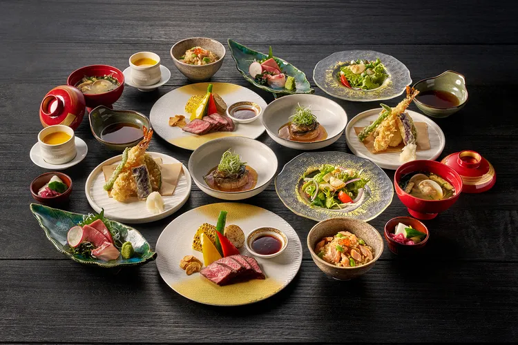 台北美福大飯店的晴山日本料理，推出日式特選雙人套餐，包括美福招牌牛小排、炸蝦天婦羅、鮑魚等日式珍饈，雙人用餐最低3500元，優惠48折。台北美福大飯店提供